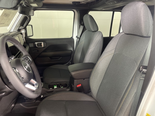 2025 Jeep Wrangler Sahara photo 17