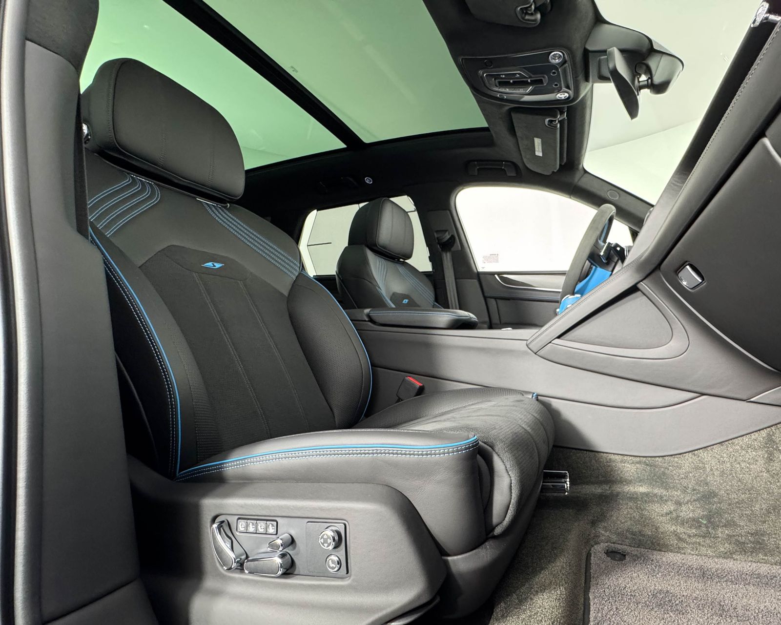 2023 Bentley Bentayga V8 photo 26