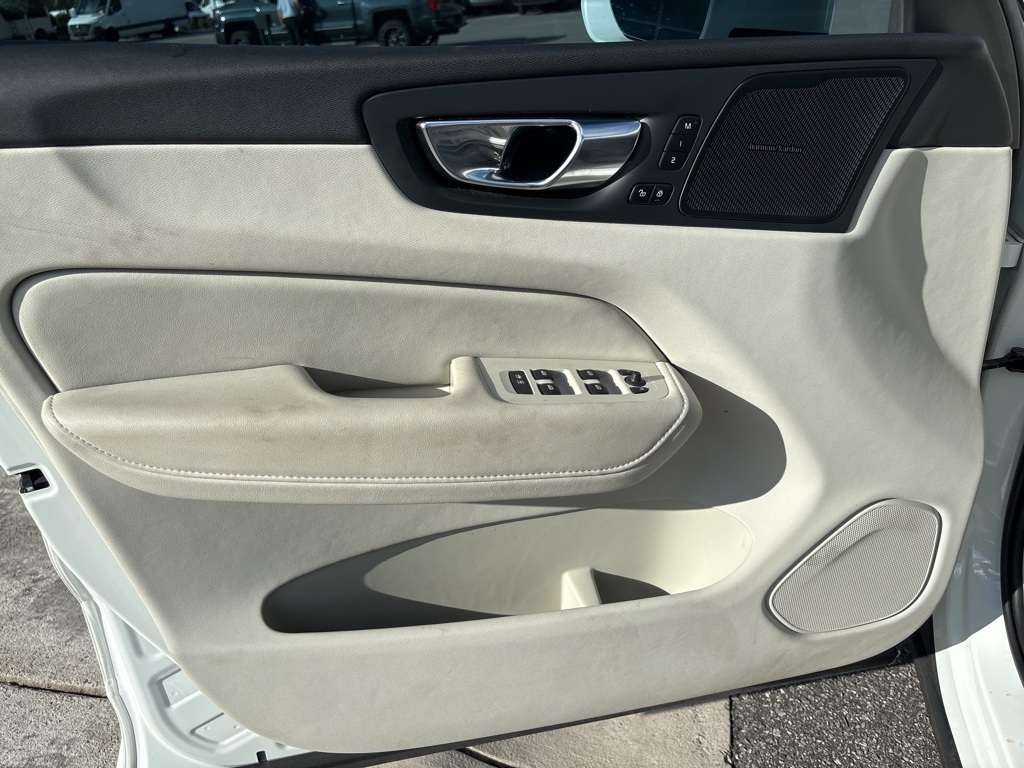 2022 Volvo XC60 B5 Inscription photo 34