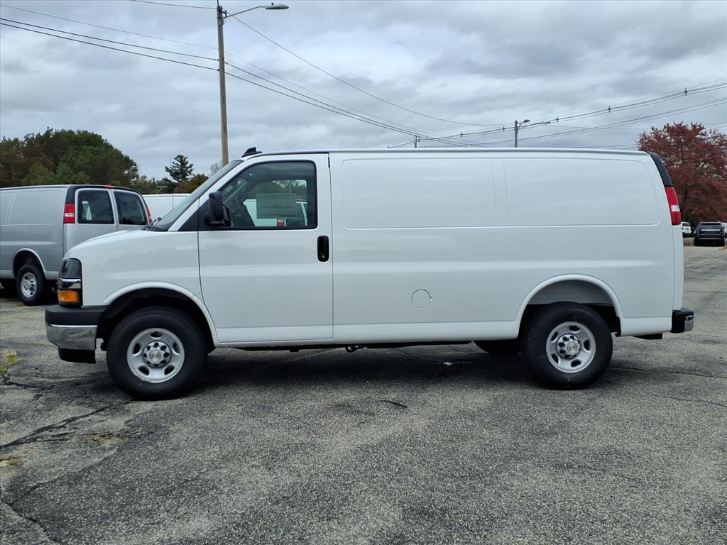 2025 Chevrolet Express Cargo 3500 photo 3