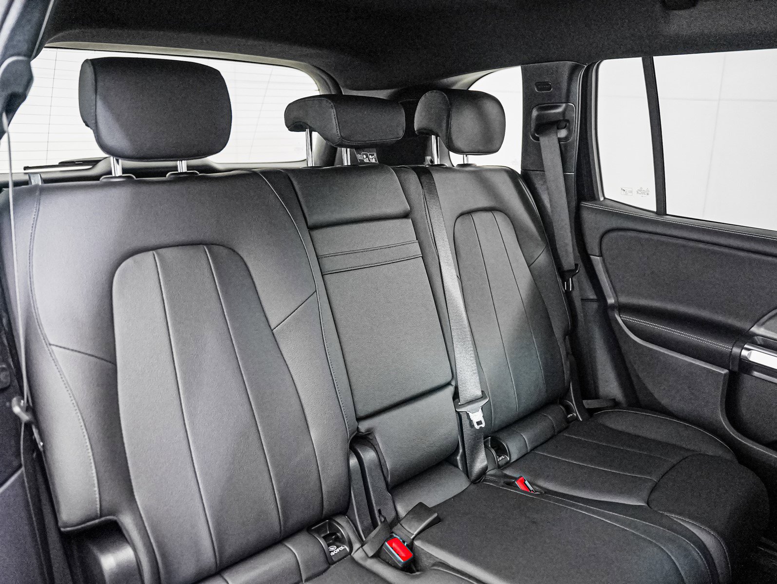2025 Mercedes Benz GLB 250 photo 10