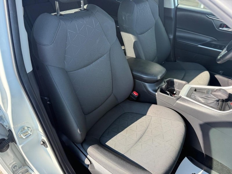 2023 Toyota RAV4 XLE photo 10