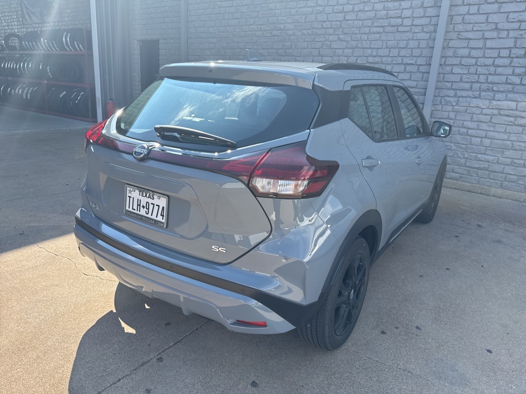 2023 Nissan Kicks SR photo 3