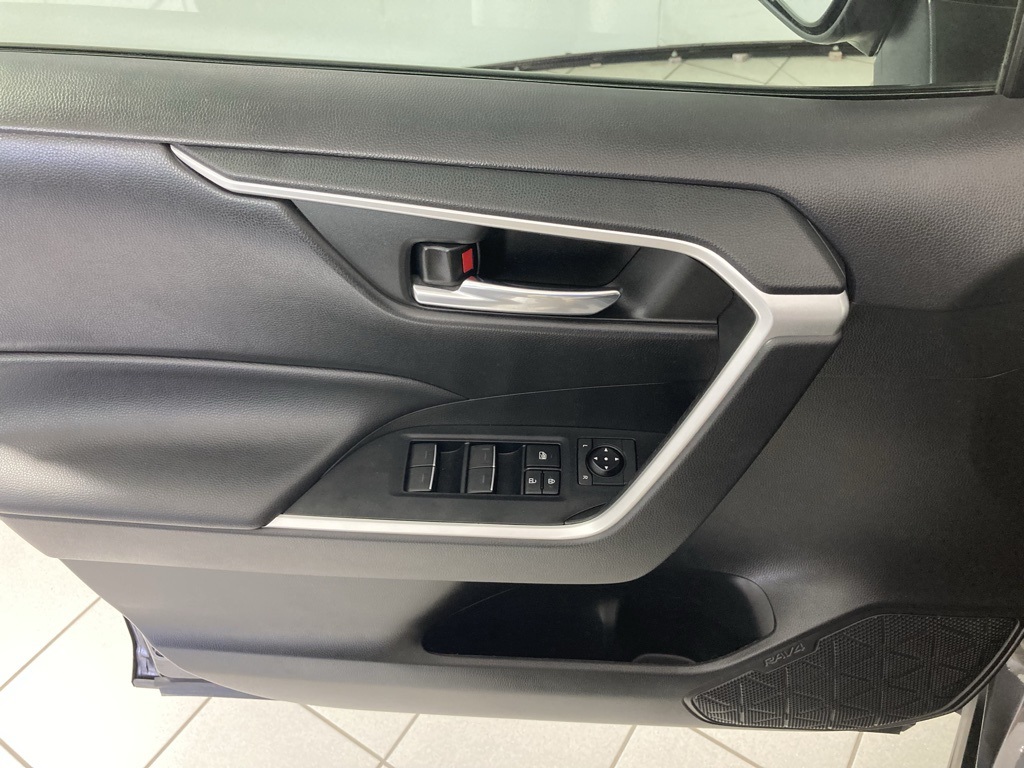 2022 Toyota RAV4 XLE photo 3