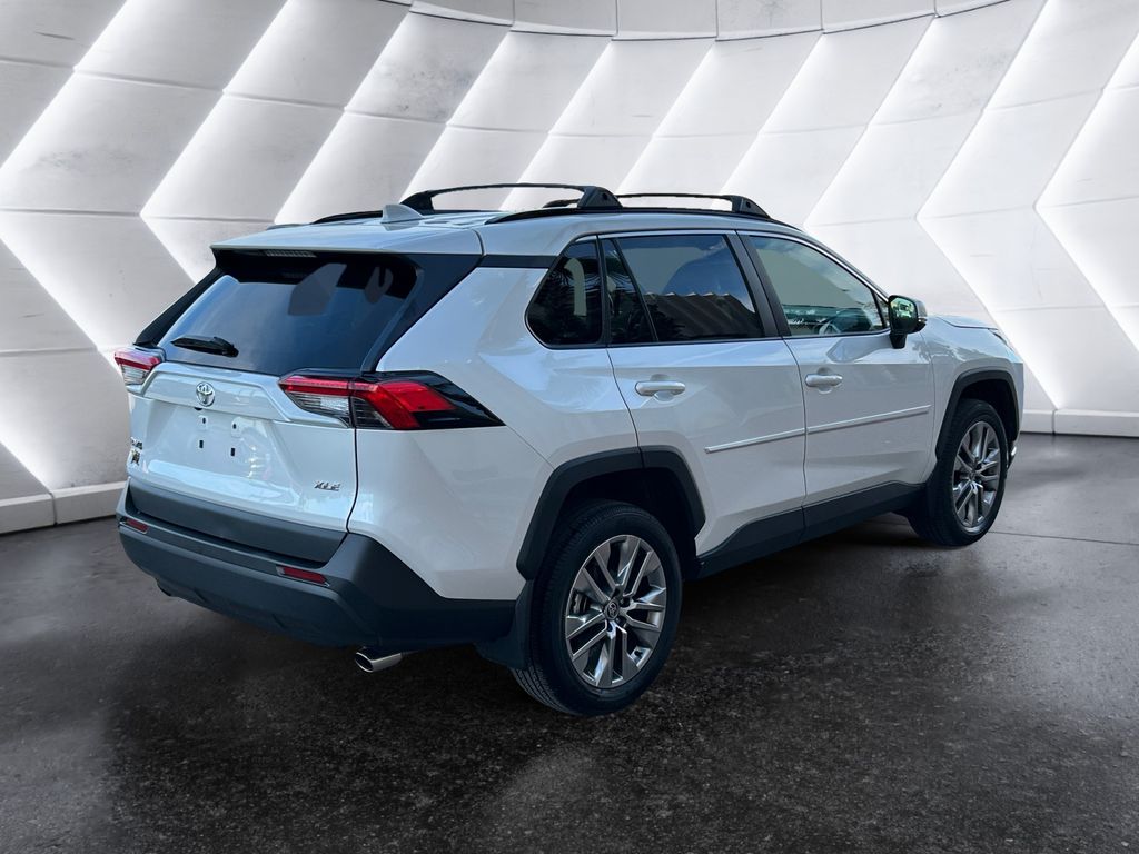 2023 Toyota RAV4 XLE Premium photo 3