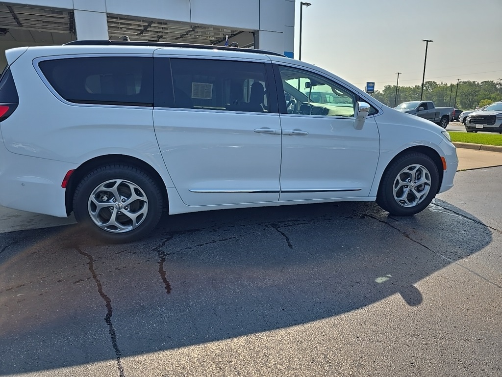 2022 Chrysler Pacifica Limited photo 11