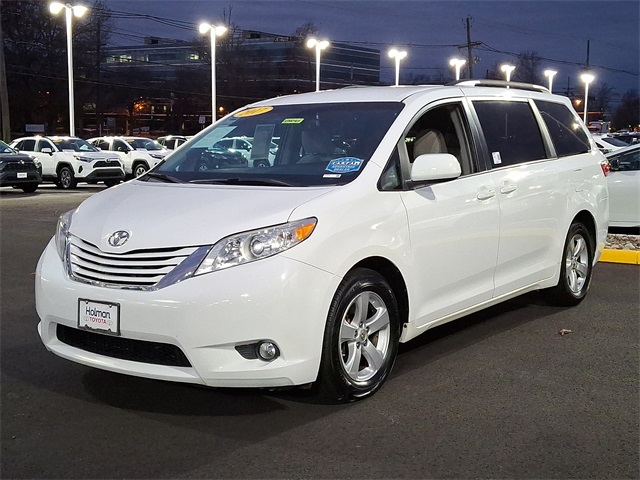 2017 Toyota Sienna LE photo 4