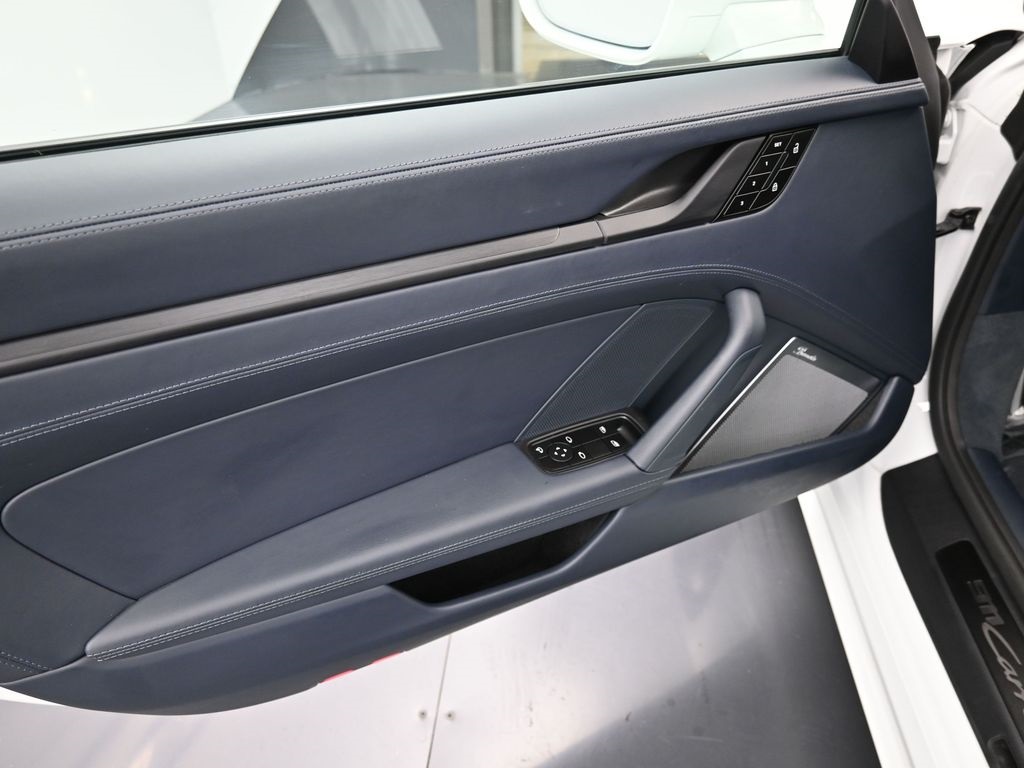 2025 Porsche 911 GTS photo 18