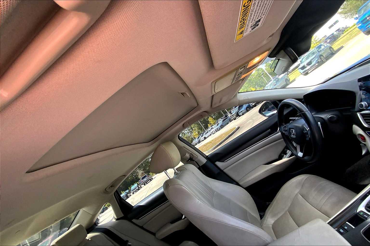 2018 Honda Accord Touring 1.5T photo 12