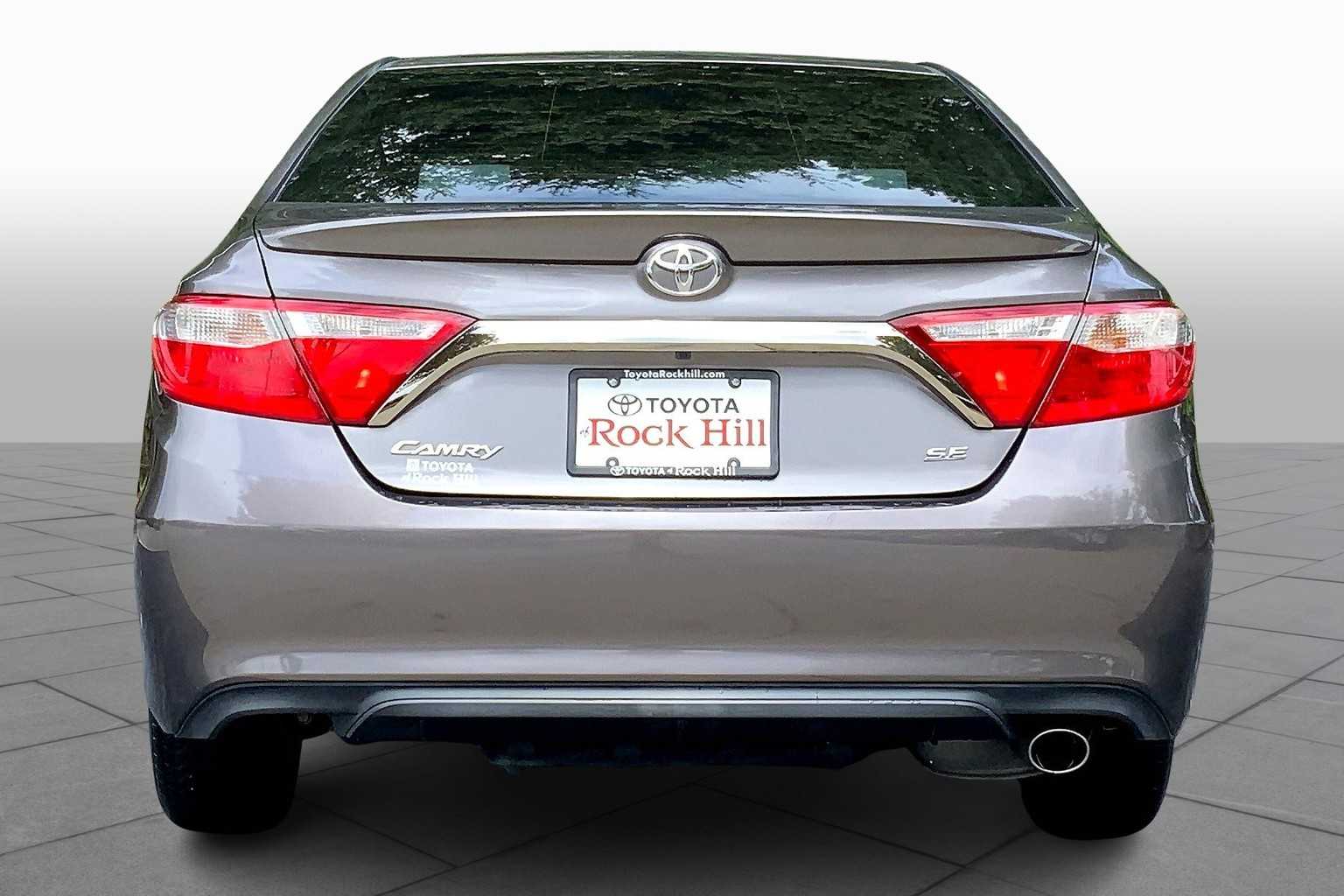 2016 Toyota Camry SE photo 4