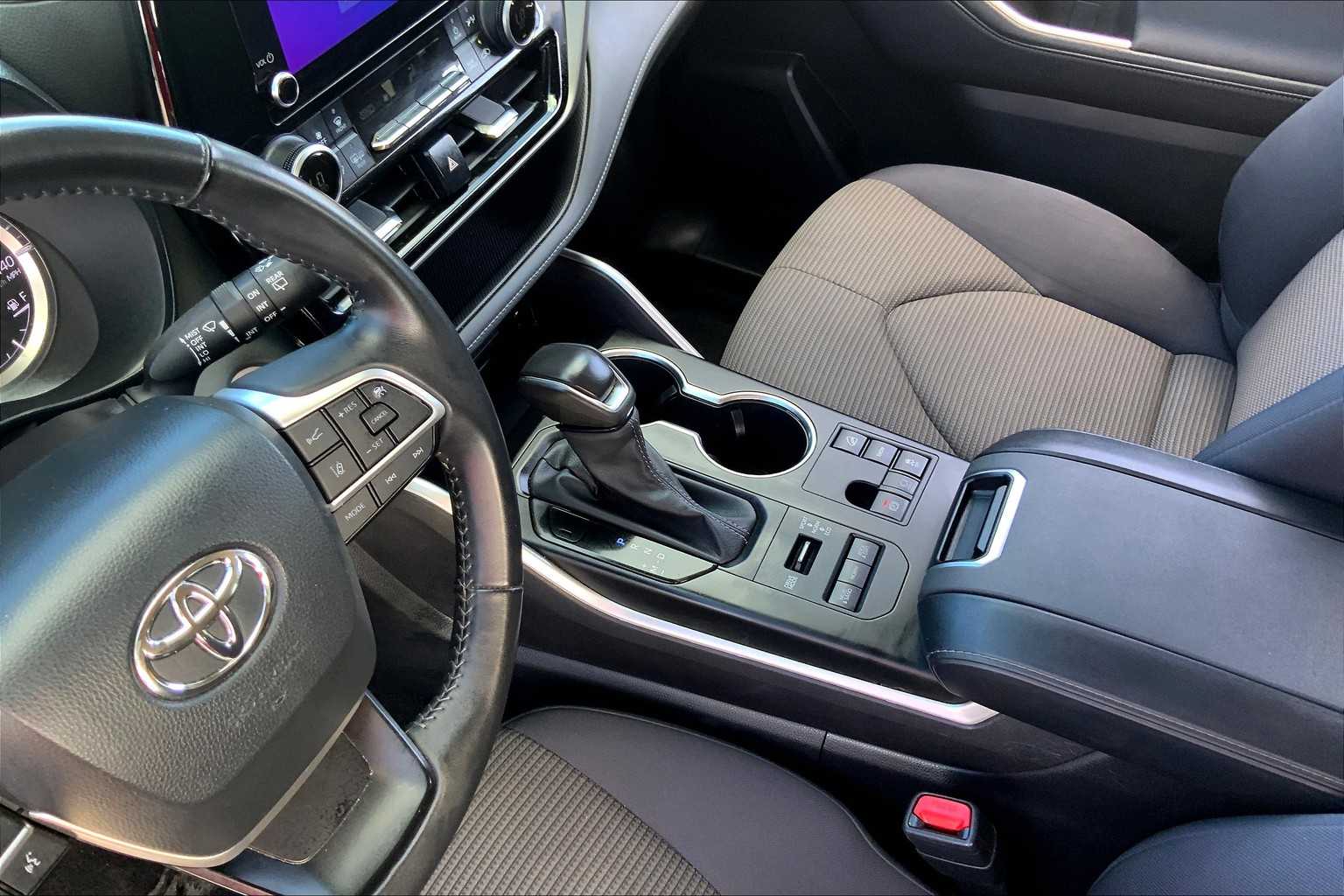 2024 Toyota Highlander LE photo 15