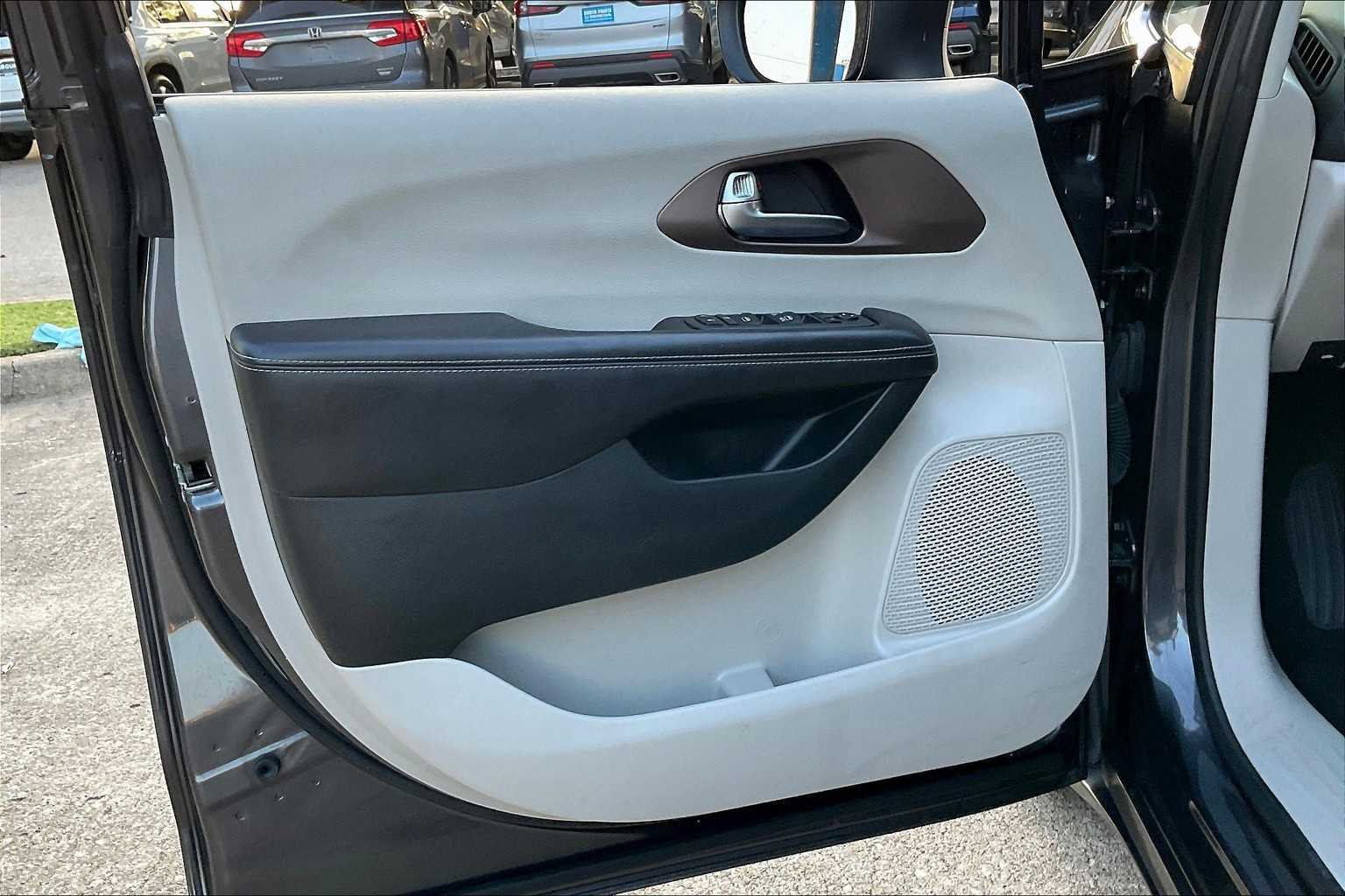 2022 Chrysler Voyager LX photo 20