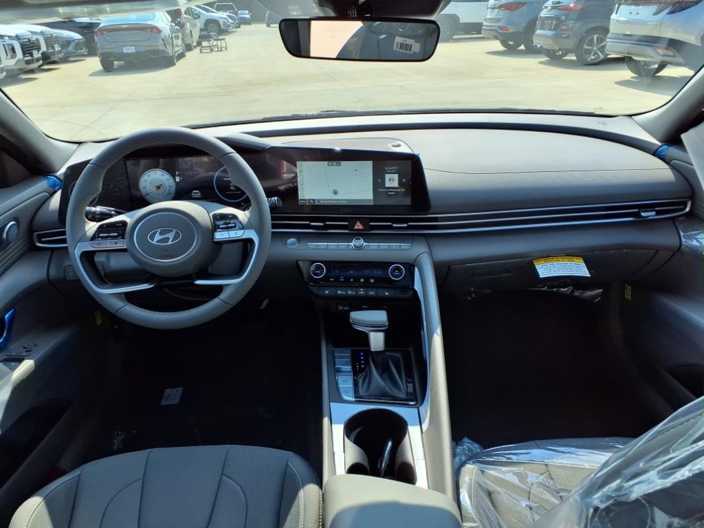 2025 Hyundai Elantra SEL Convenience photo 2