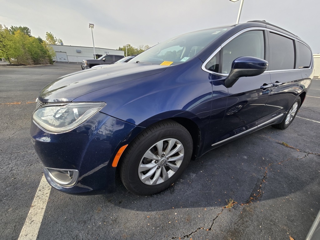 2017 Chrysler Pacifica Touring L photo 2