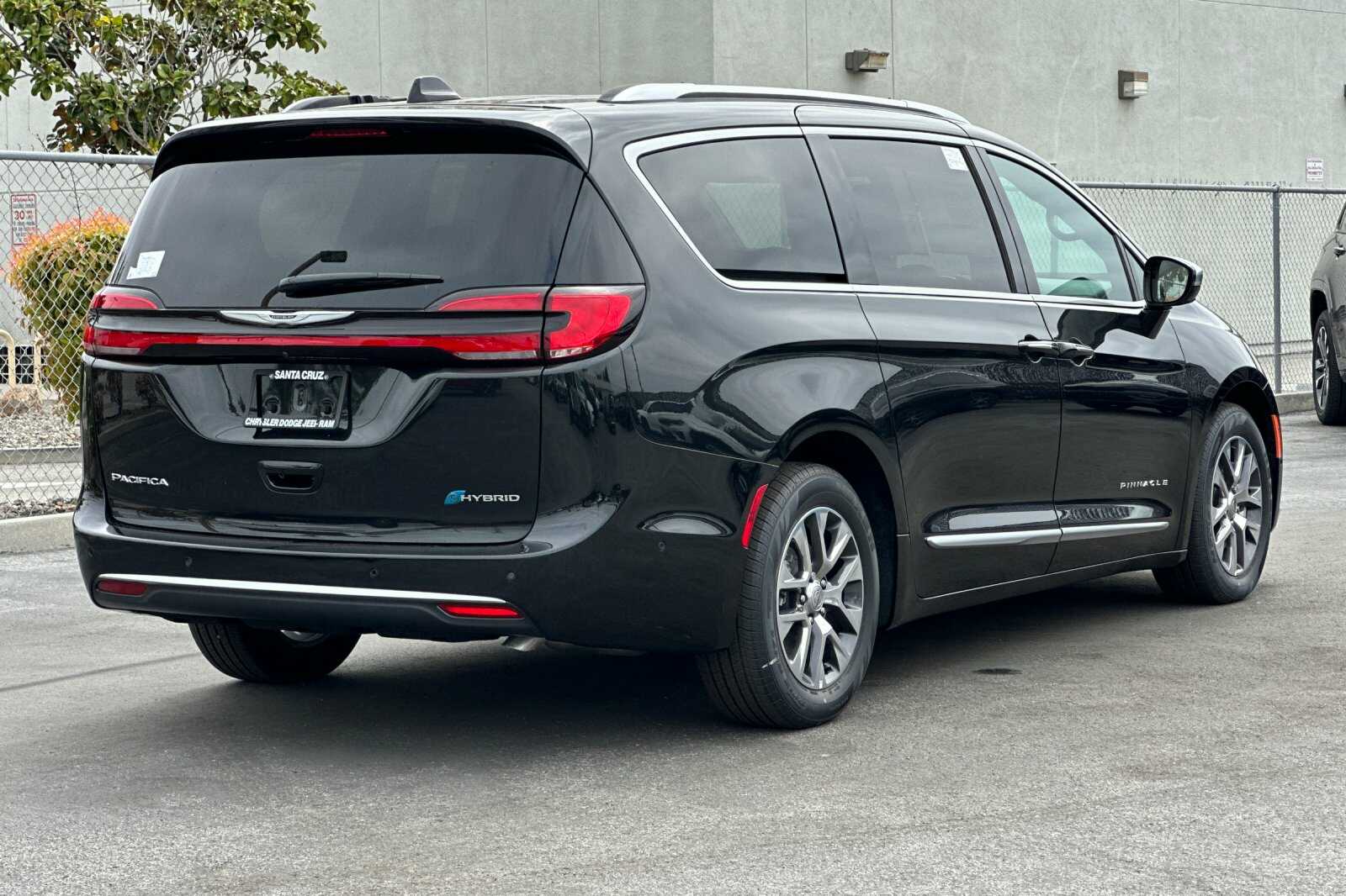 2023 Chrysler Pacifica Pinnacle photo 3
