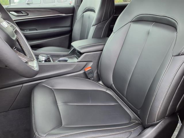 2024 Jeep Grand Cherokee Limited photo 3
