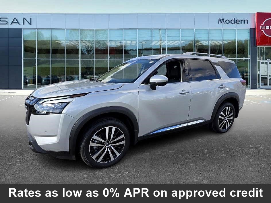 2025 Nissan Pathfinder Platinum's photo