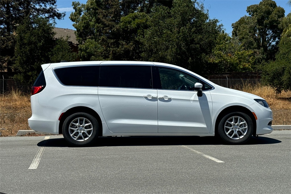 2022 Chrysler Voyager LX photo 2