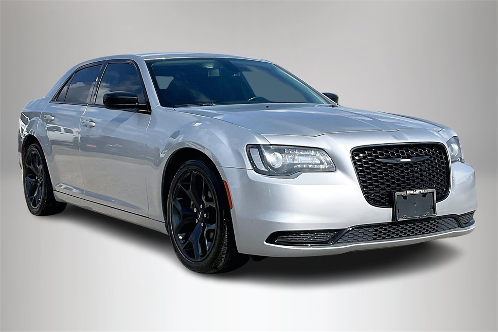 2021 Chrysler 300 Touring's photo