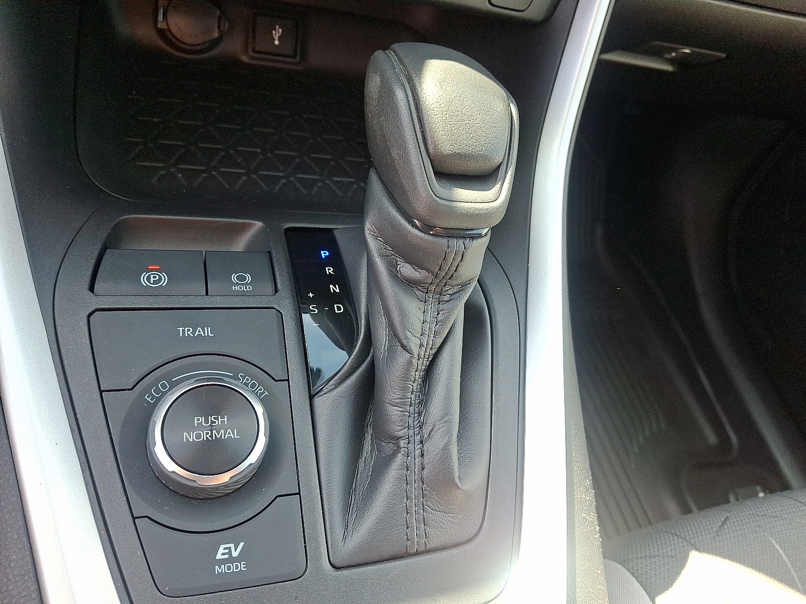 2022 Toyota RAV4 Hybrid XLE photo 12