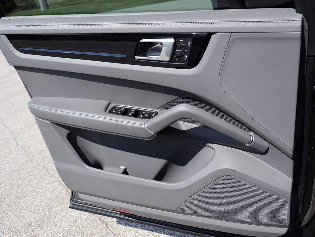 2023 Porsche Cayenne E-Hybrid photo 32