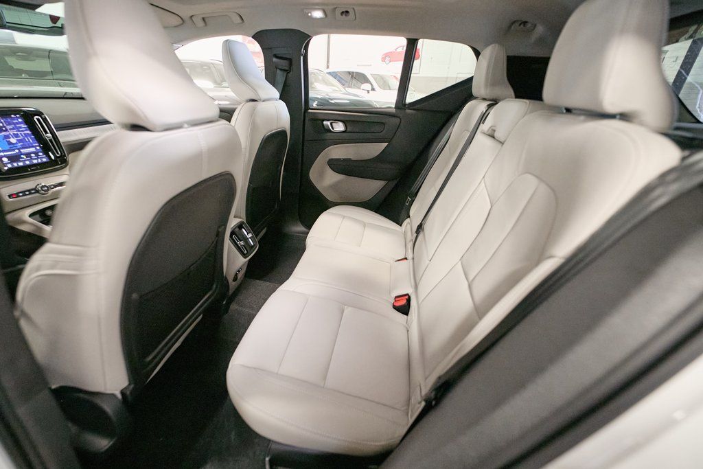 2026 VOLVO XC40 - Image 12
