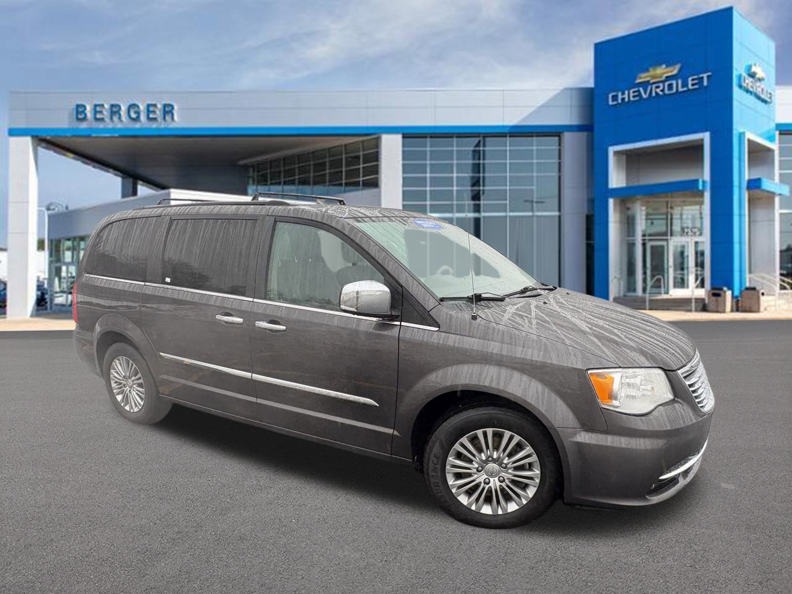 2016 Chrysler Town & Country Anniversary Edition's photo