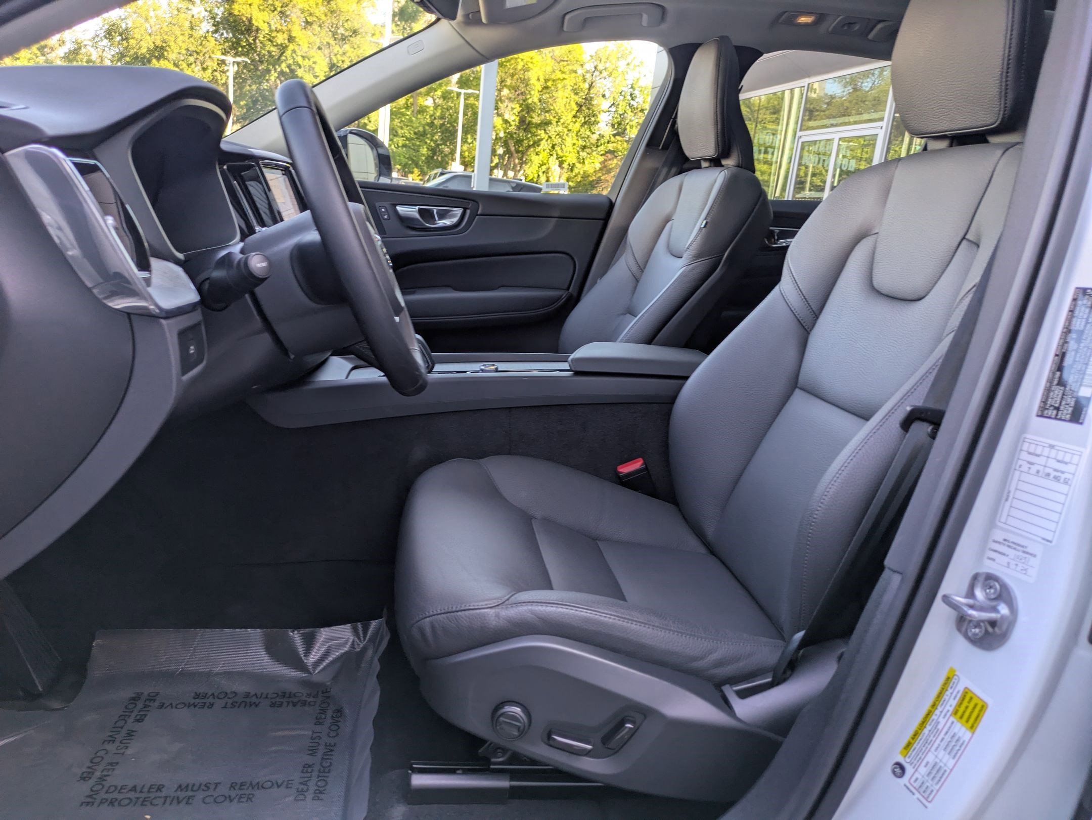 2025 Volvo XC60 Plus photo 25