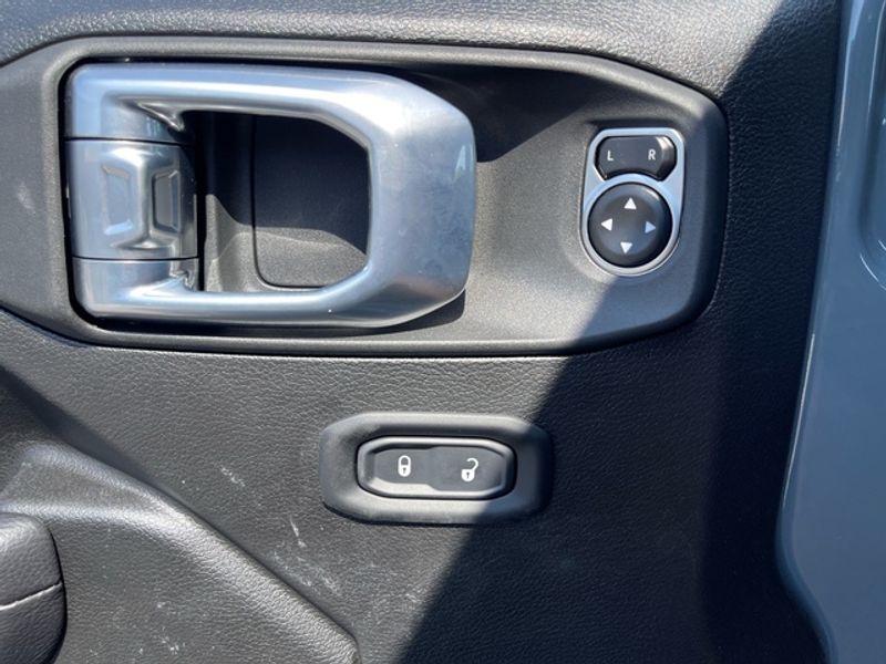 2024 Jeep Gladiator Mojave photo 26