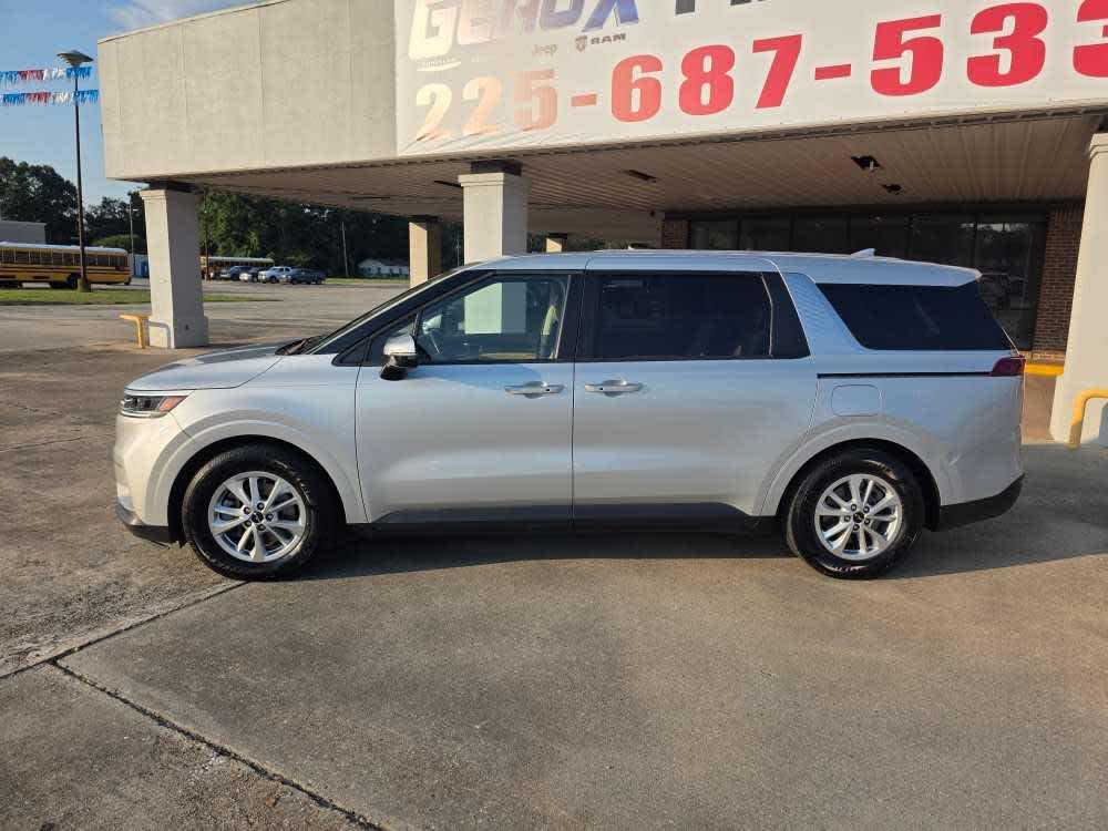 2023 Kia Carnival LX photo 2