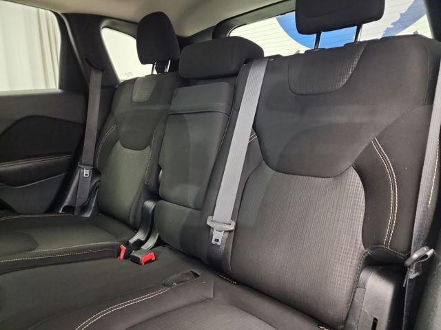 2016 Jeep Cherokee Latitude photo 32