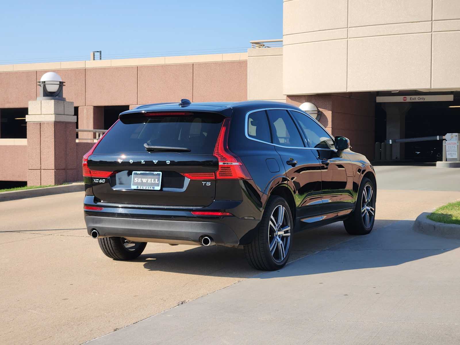 2021 Volvo XC60 Momentum photo 4