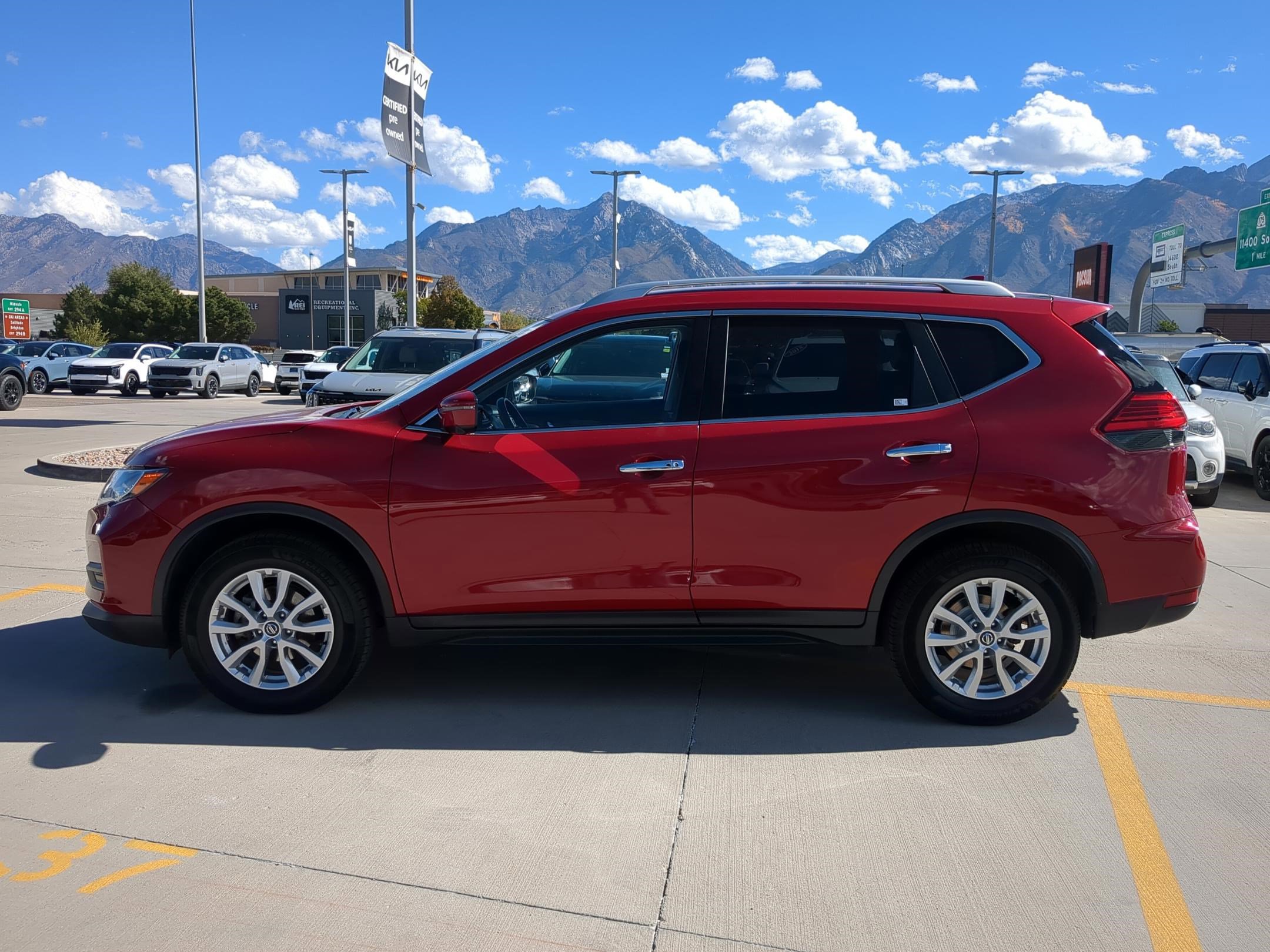 2017 Nissan Rogue SV photo 2