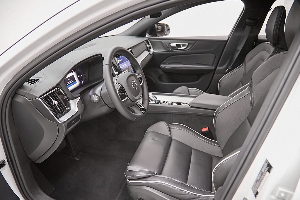 2025 VOLVO S60 - Image 16