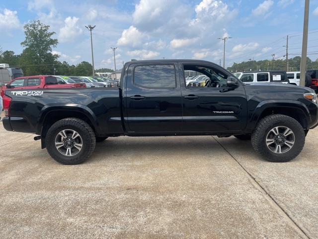 2017 Toyota Tacoma TRD Sport photo 3