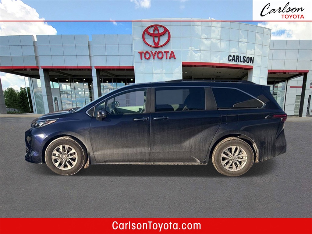 2025 Toyota Sienna XLE's photo