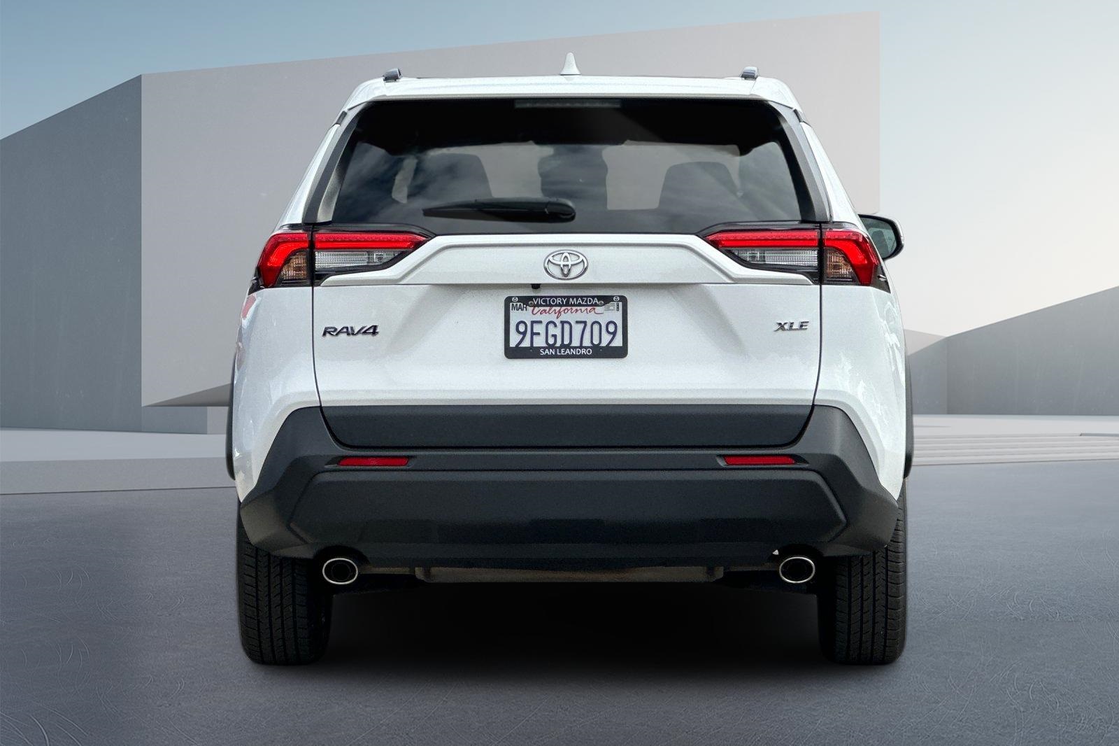 2023 Toyota RAV4 XLE photo 3