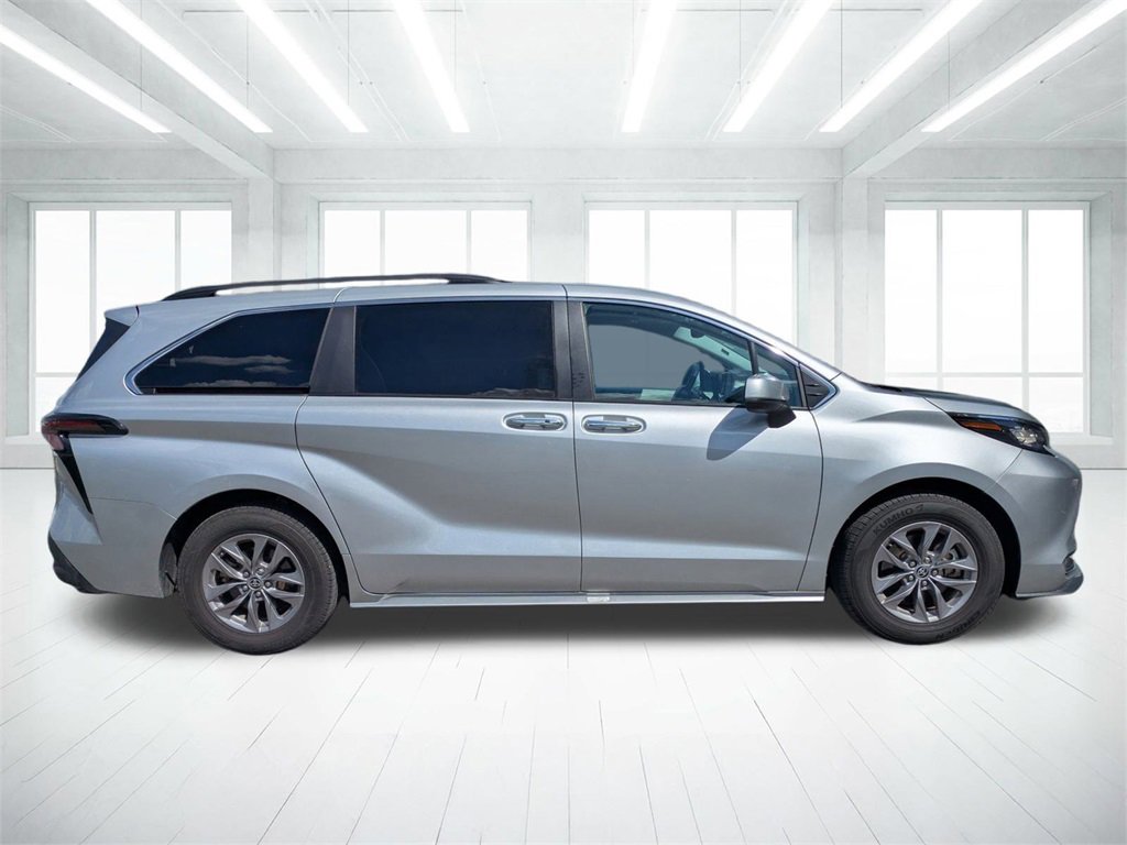 2023 Toyota Sienna XLE photo 2