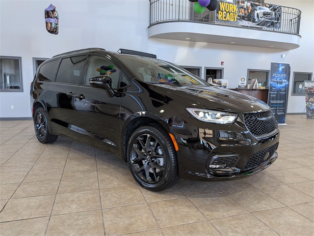 2026 Chrysler Pacifica Limited's photo