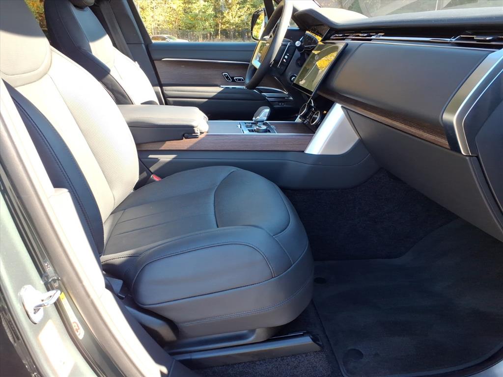 2023 Land Rover Range Rover SE photo 3