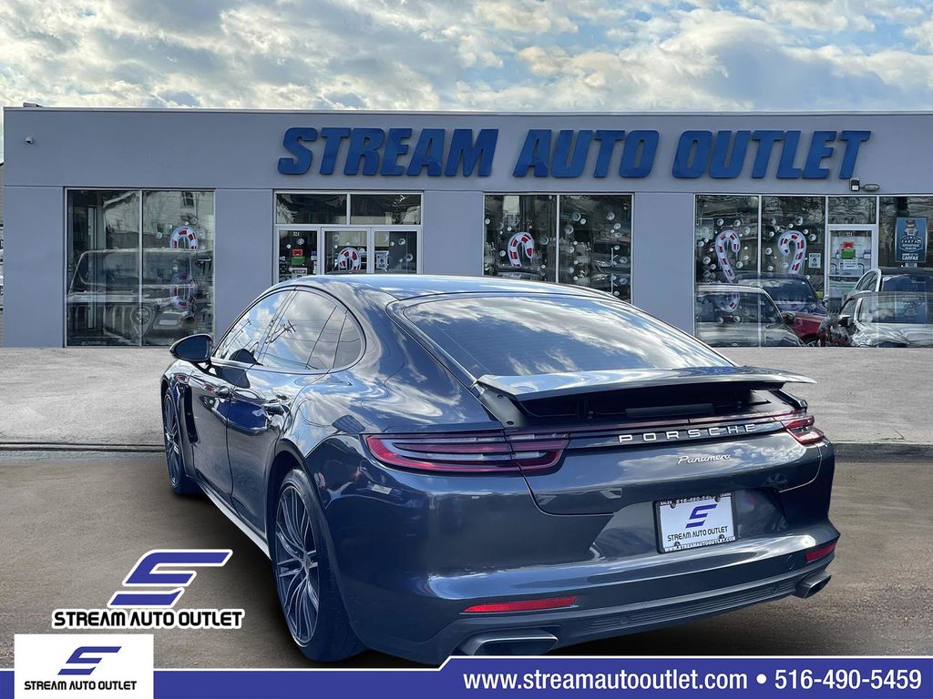 2018 Porsche Panamera 4 photo 4