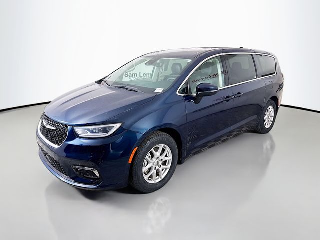 2023 Chrysler Pacifica Touring L photo 3
