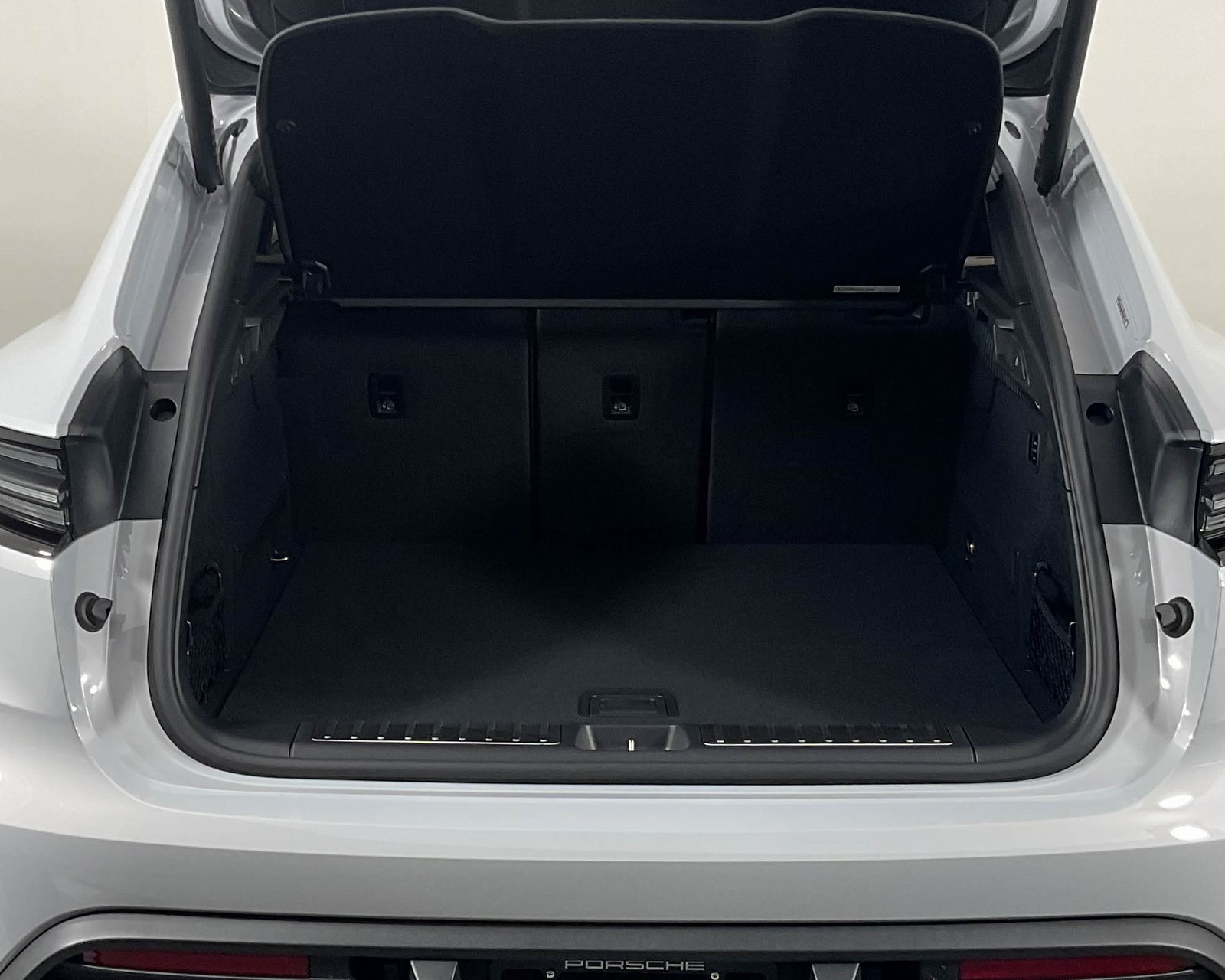 2025 Porsche Macan Electric photo 27