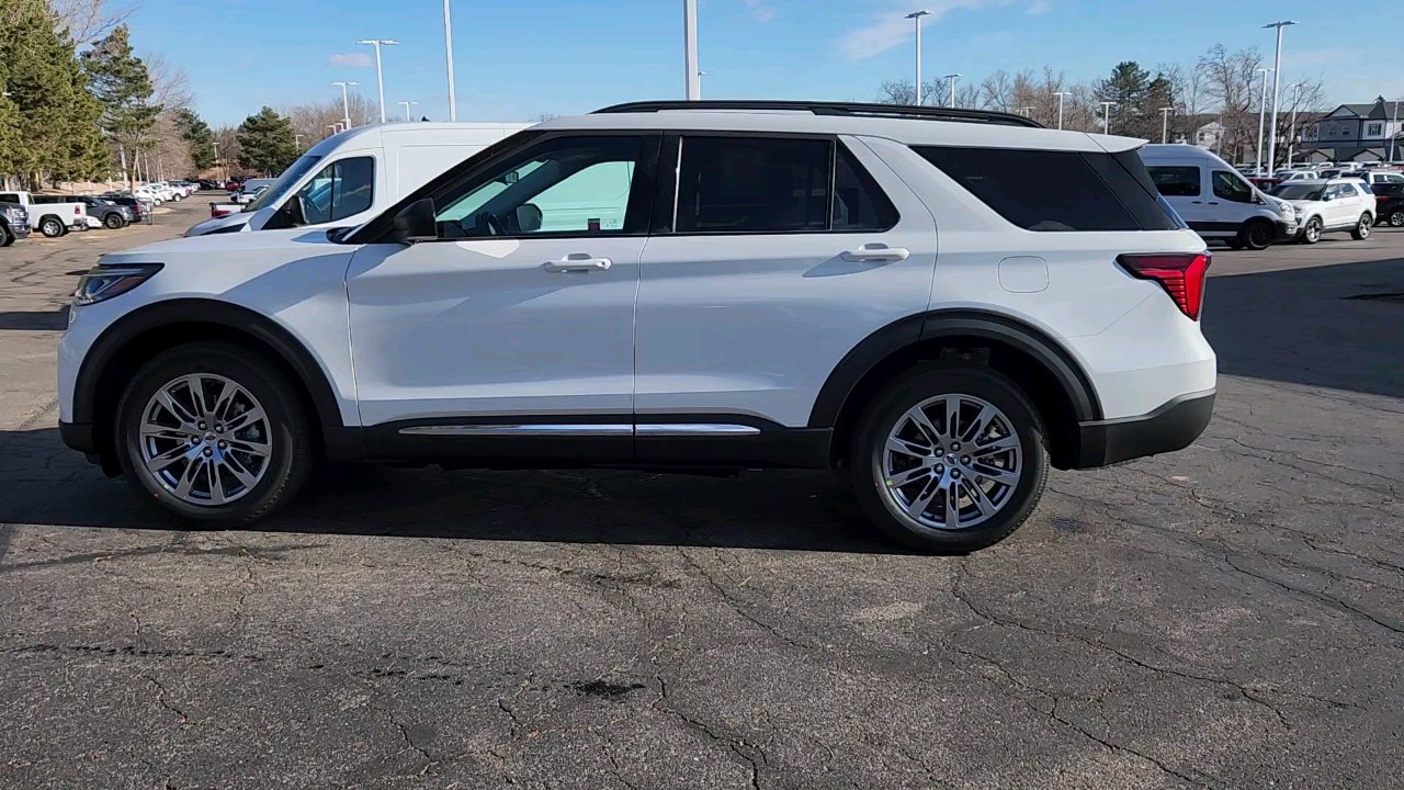 2025 Ford Explorer photo 2
