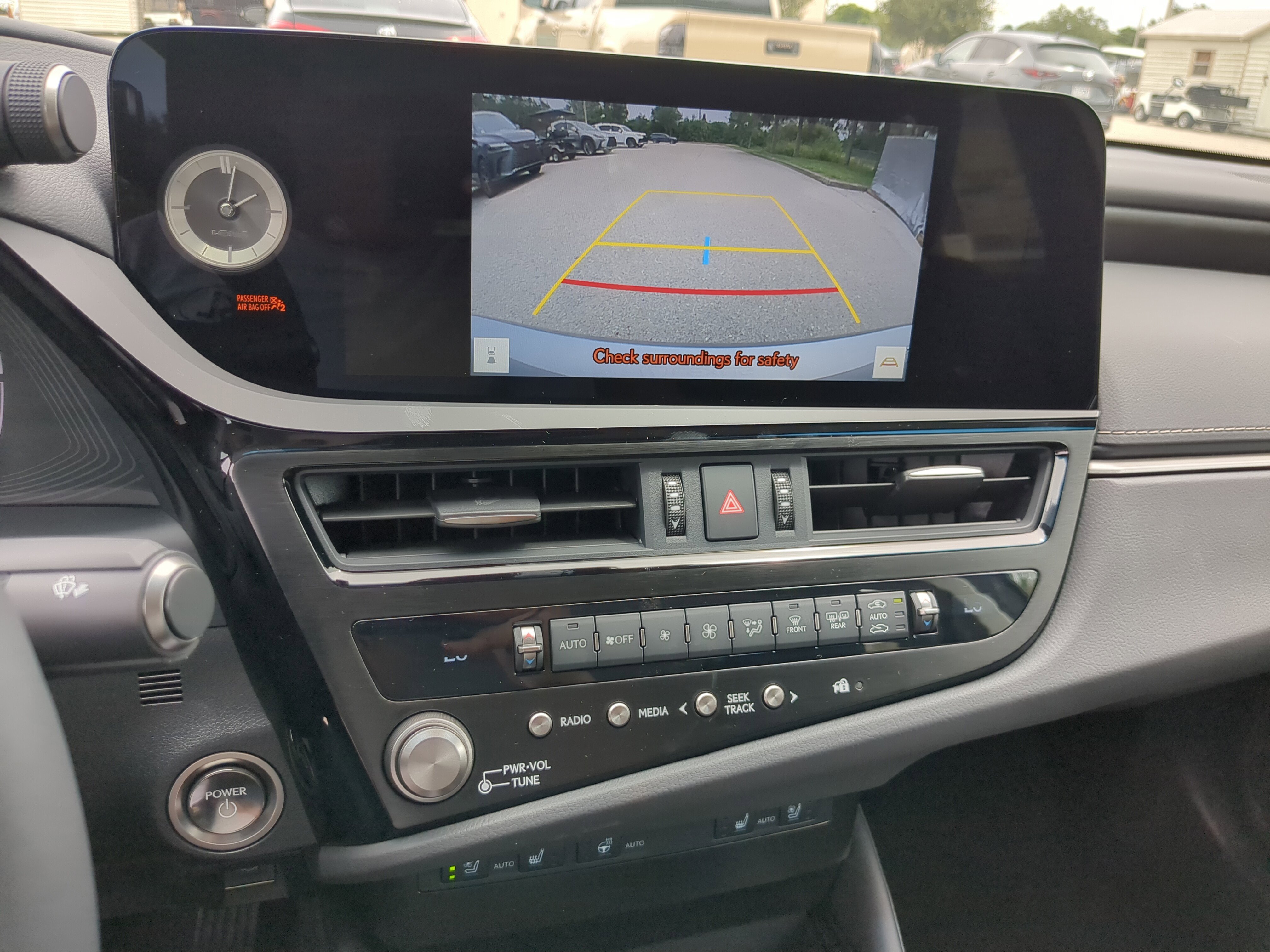 2025 Lexus ES 300h photo 20