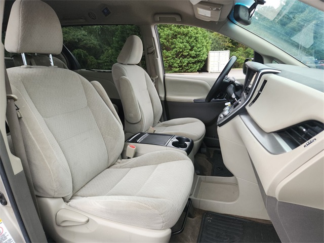 2015 Toyota Sienna LE photo 16