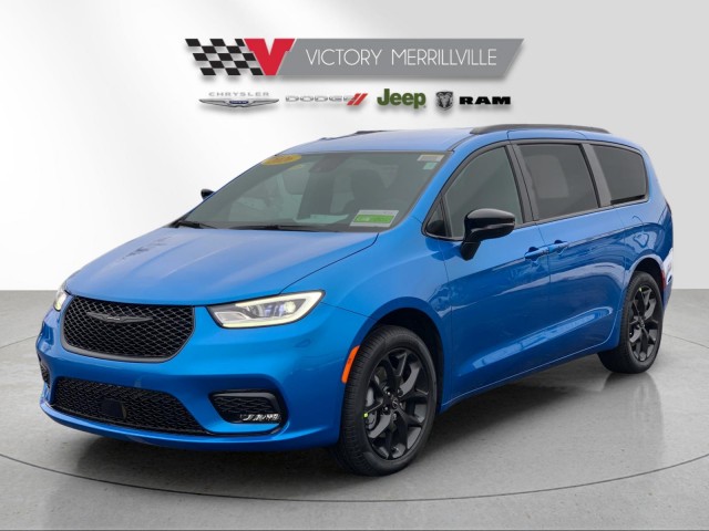 2026 Chrysler Pacifica Select's photo