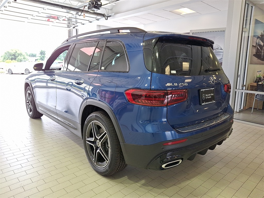 2026 Mercedes Benz GLB 250 4MATIC photo 2