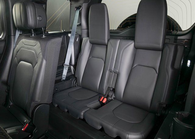 2025 Land Rover Defender 110 X photo 19