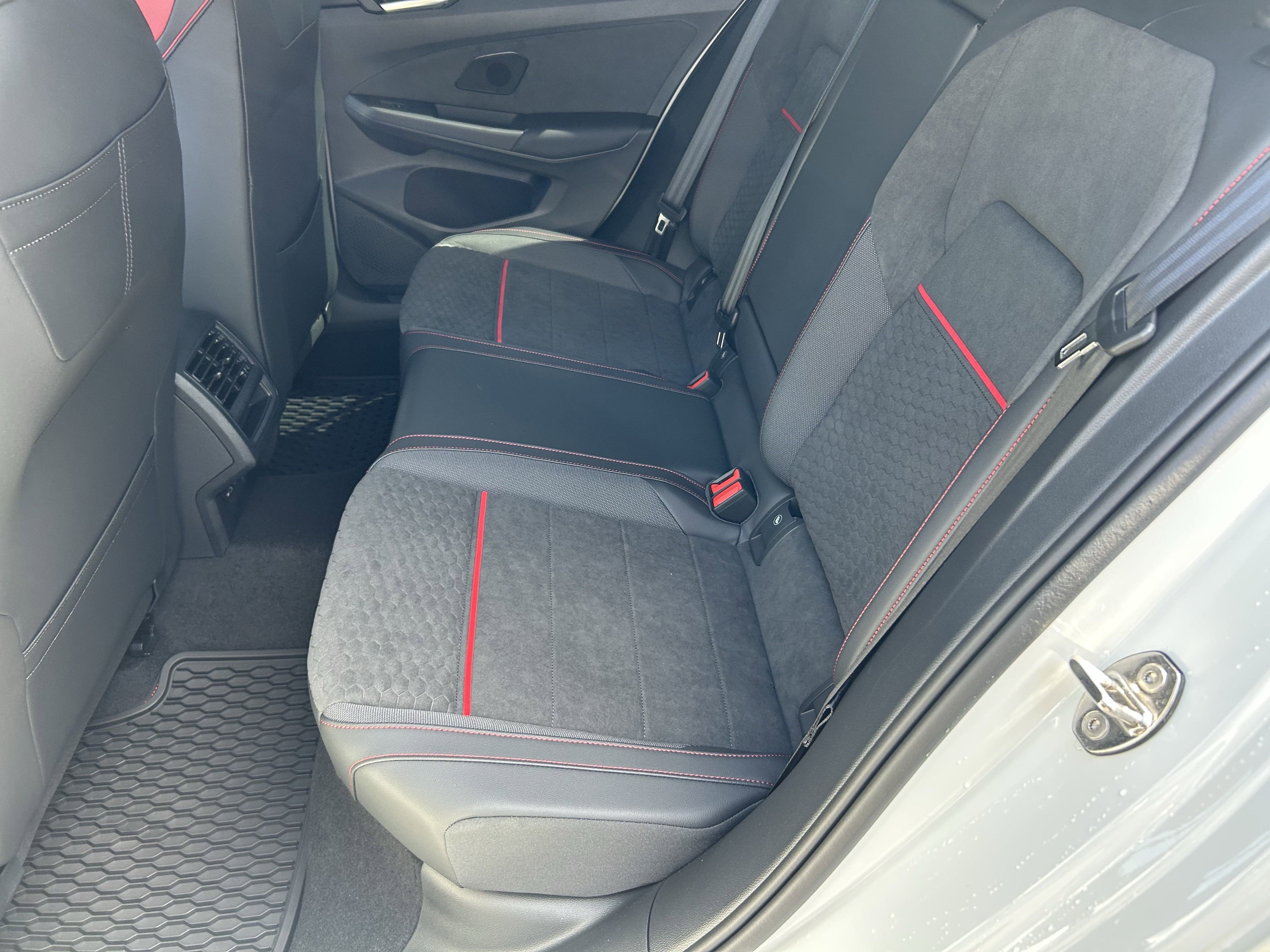 2025 Volkswagen Golf GTI SE photo 4